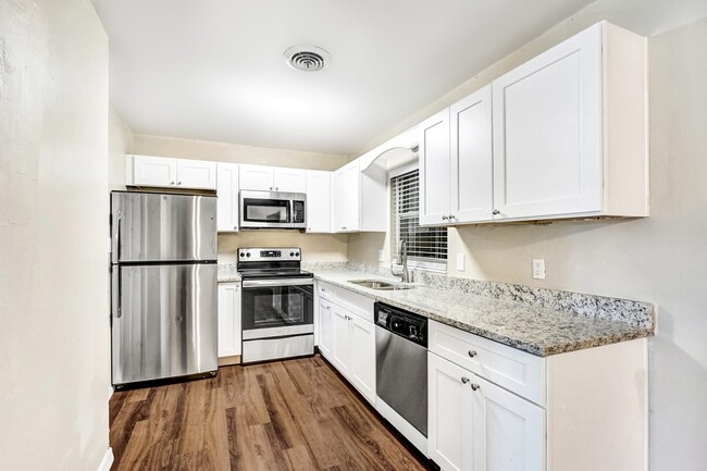 Building Photo - 5815 Riviera Dr