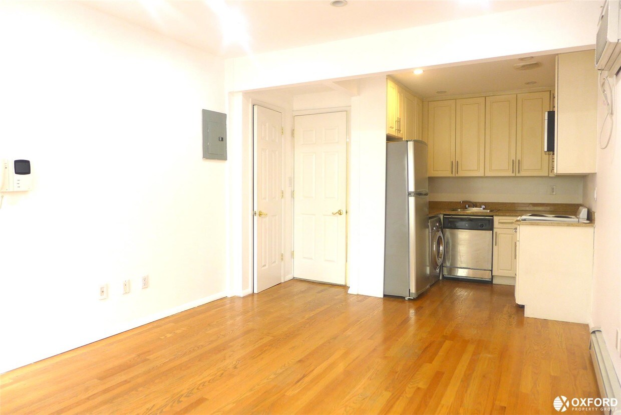 Building Photo - 302 E 52nd St