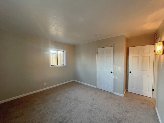Foto del edificio - Spacious 3 Bedroom 2 Bathroom Home In The NE!