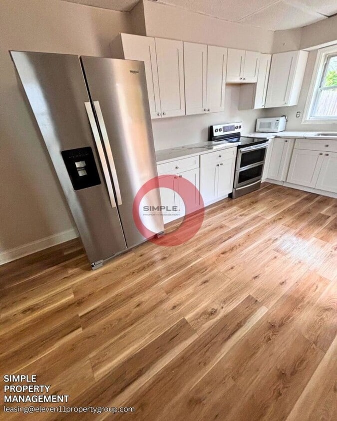 Primary Photo - Massive 5 bedroom 1 bath house with fence ...