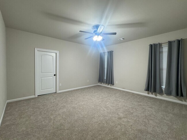 Foto del edificio - Like New - Home for Rent in Denham Springs