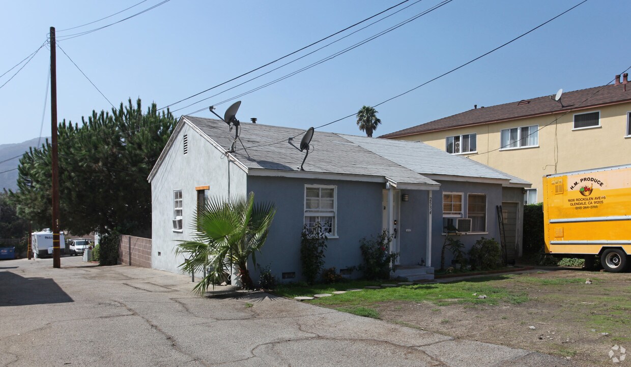 Foto del edificio - 2528-2532 Montrose Ave