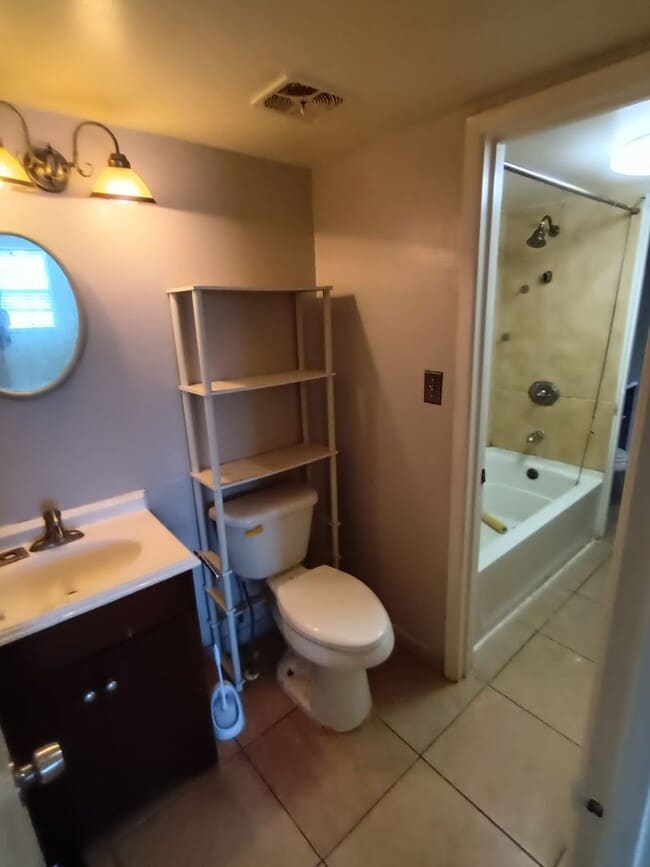 Building Photo - 2 Bedroom, 1.5 Bathroom Condo For Rent at ...