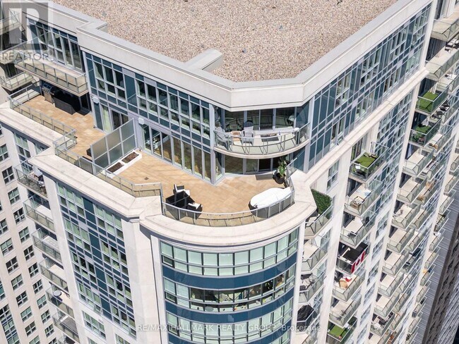 Building Photo - 195 Besserer St