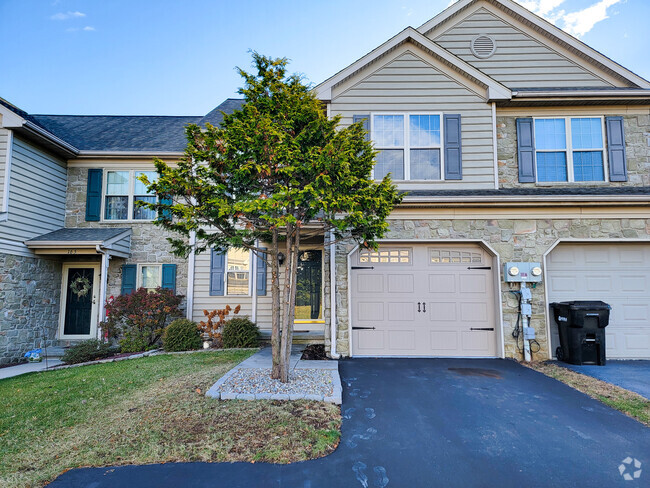 Building Photo - 167 Bridle Path