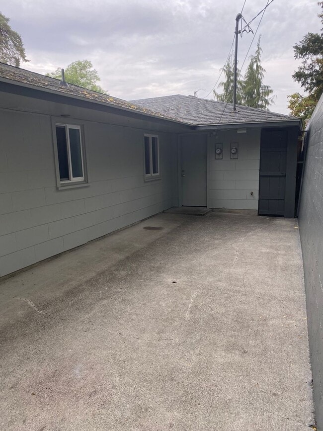 Building Photo - Johnson Duplex Apartments