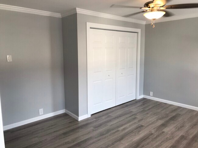 Segundo dormitorio (2.ª planta), otro armario enorme. - 4908 Hatfield Street