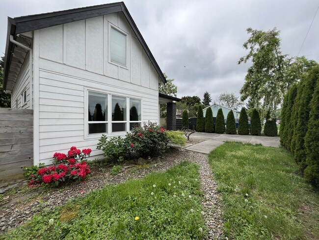 Foto del edificio - Charming 1Bed 1Bath Modern 2 Story Cottage with Fabulous Updates! Washer & Dryer Hook-ups!