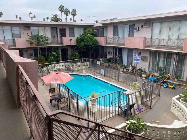 patio - 1640 N Hobart Blvd