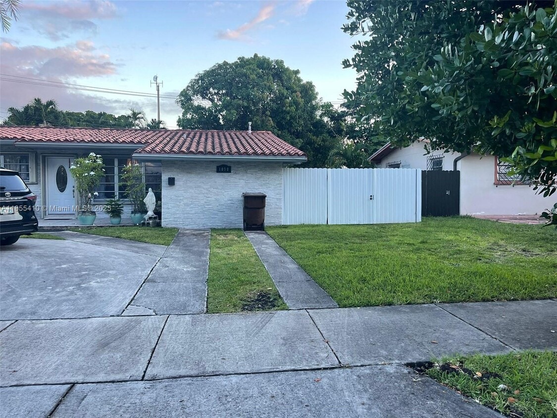 Primary Photo - 1090 W 60th St