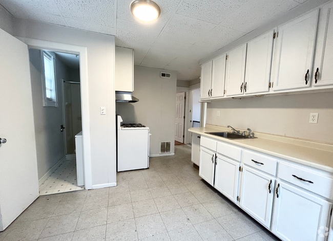 Building Photo - 107 Buttonwood St