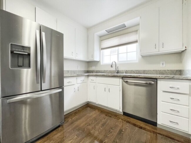Foto del edificio - 3Bedrooms 2Baths In a Quiet Area W/Detached Garage/Hook Ups