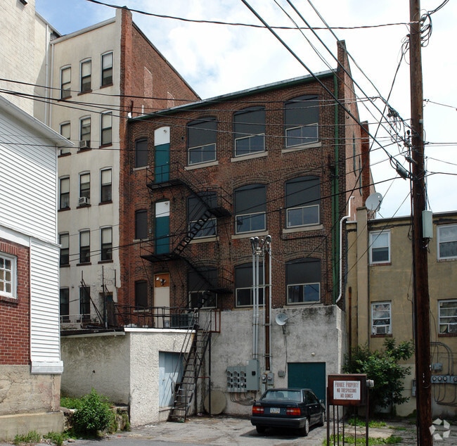 Building Photo - 142-144 N 7th St