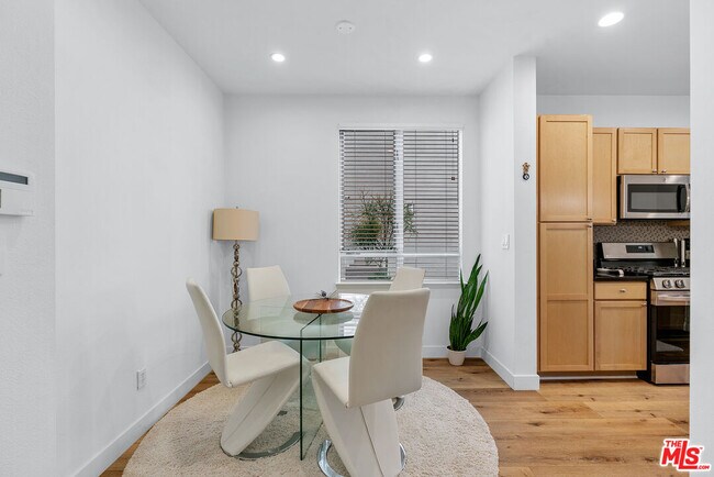 Foto del edificio - 6400 Crescent Prk E