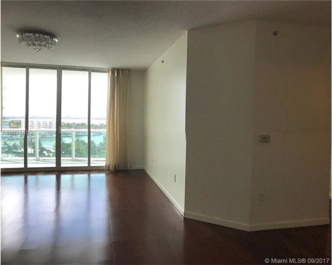 Foto del edificio - 7900 Harbor Island Dr
