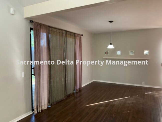 Building Photo - Adorable 3 bedroom, 2 bathroom home in Car...