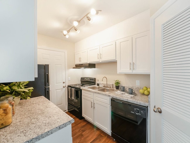 2 Bed x 1 Bath Kitchen - Redmond Chase