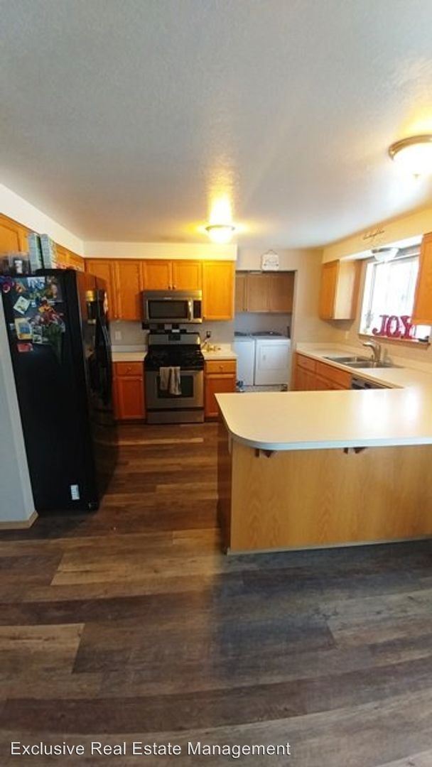 Building Photo - 4 br, 2 bath House - 7951 Kings Way