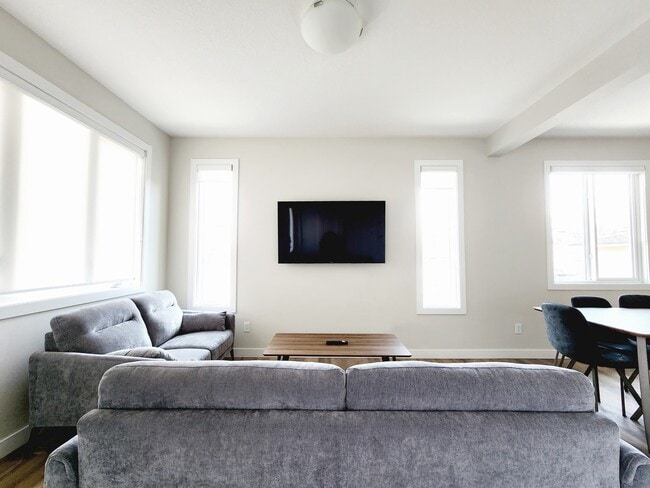 Photo du bâtiment - 10113-10117 117 Ave NW