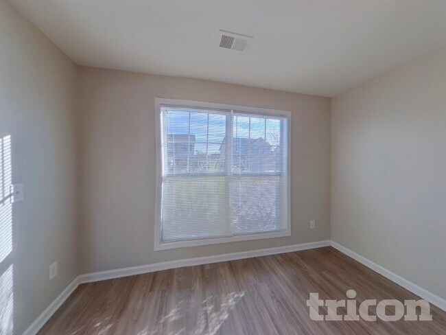 Foto del edificio - 831 Dovefield Ln