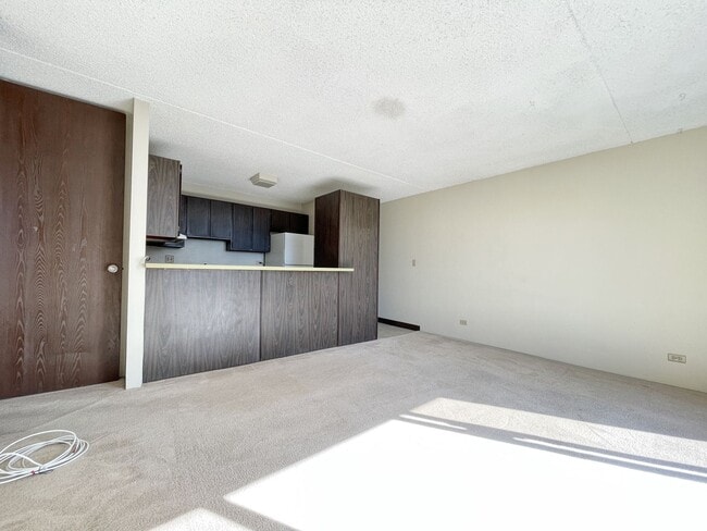 Building Photo - Downtown Waikiki 1/1 with Central A/C.  Re...