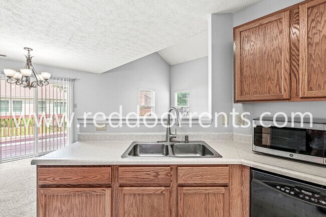 Building Photo - Beautiful 3 bedroom, 2.5 bathroom home in ...