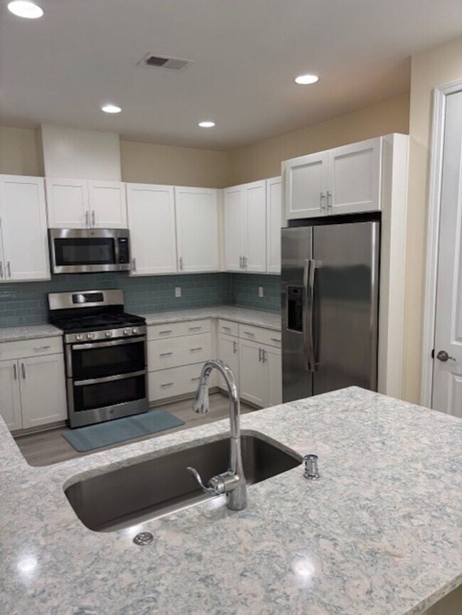 Foto del edificio - 240 Margaritaville Ave