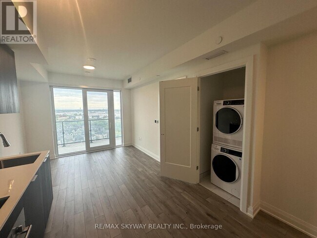 Building Photo - 15 Skyridge Dr