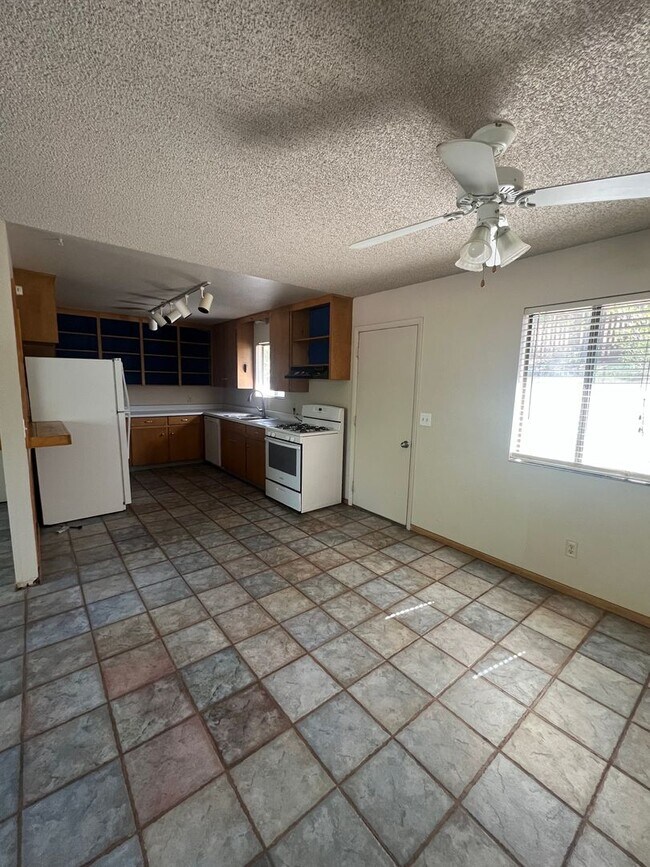 Foto del edificio - NEW CARPET NEW PAINT! Large 3 Bed/2 Bath H...