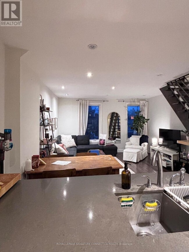 Building Photo - 3 Rolyat St