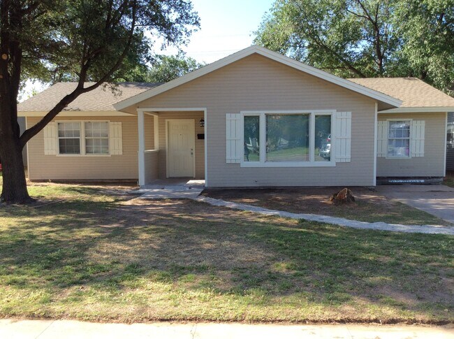 Foto del edificio - GREAT COLLEGE PROPERTY--PRE-LEASING FOR AUGUST! Completely Updated! 3 bedroom/2 bath Close to TTU...