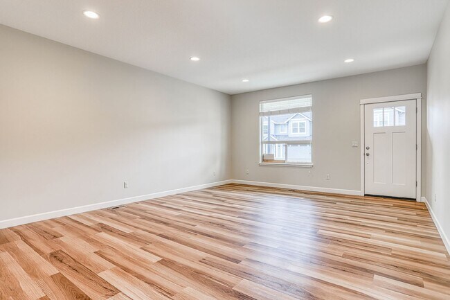 Foto del edificio - Spacious 4-Bedroom 3 Full Bathroom 2-Story...