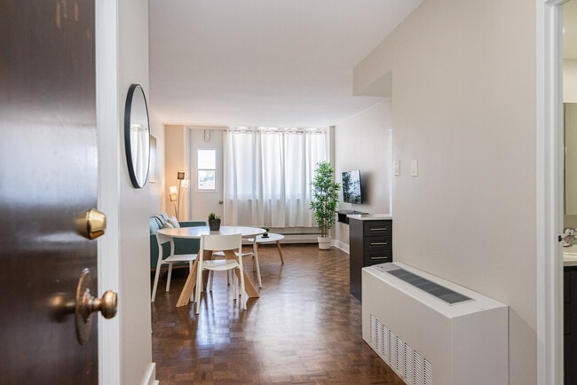 Building Photo - 1276 Av des Pins O