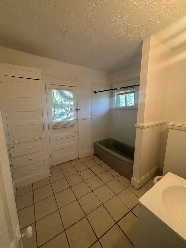 Foto del edificio - 4bd Single Cash Pay/Section 8 *SECURITY DEPOSIT SPECIAL*