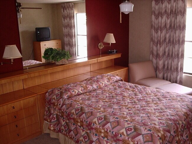Queen size bed - 815 Country Club Dr SE