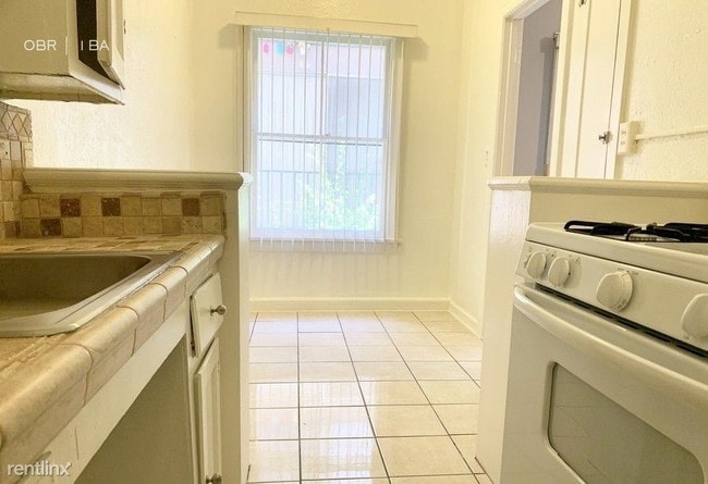 Building Photo - Studio, 1 bath  - 518 S Mariposa Ave