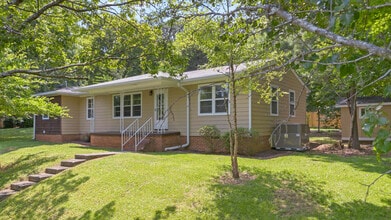 Building Photo - 3005 Pine Dr NE