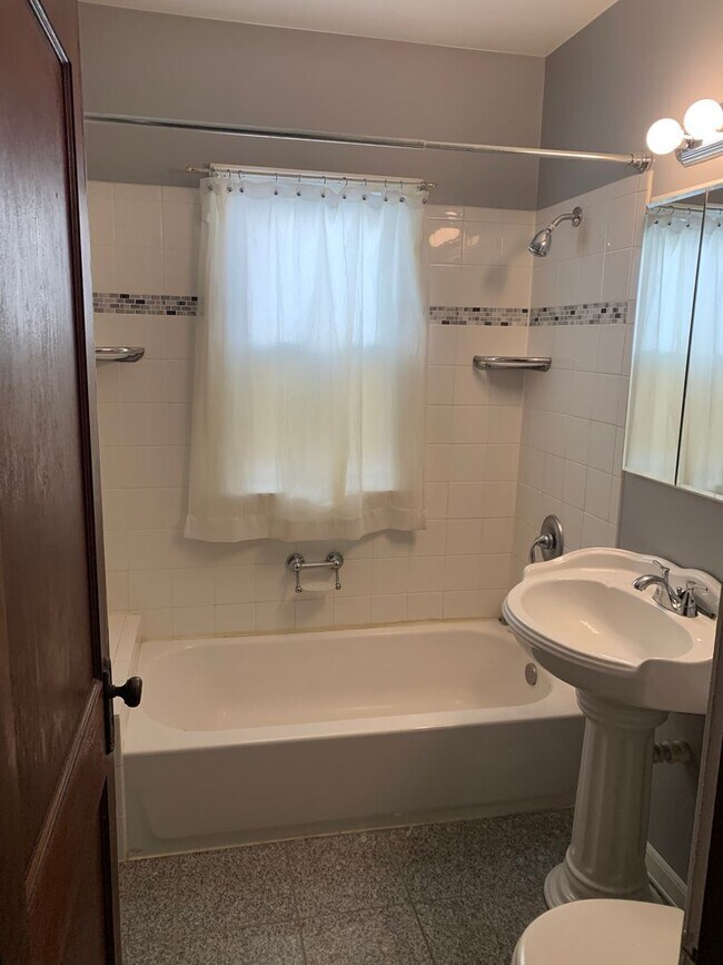 Building Photo - Newly Updated- Beautiful 6 Bedroom House i...