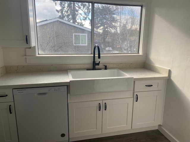 Lavabo y ventana - 1116 Dean Ave