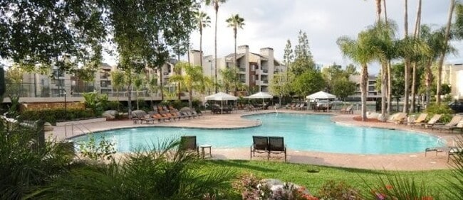 Building Photo - 5565 Canoga Ave