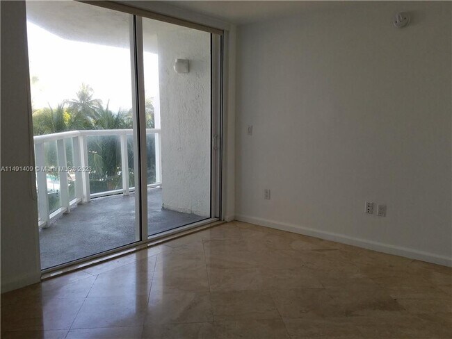 Foto del edificio - 2457 Collins Ave