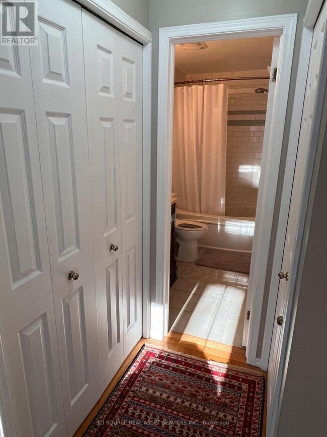 Building Photo - 127 Gladeview Private