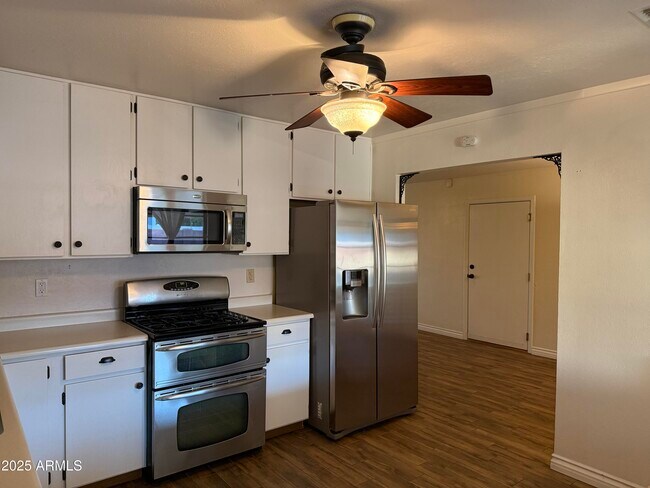 Foto del edificio - 8134 E Mitchell Dr