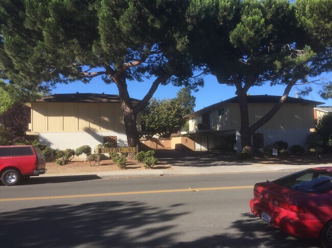 Apartamentos estilo jardín ubicados en el noroeste de Sunnyvale, donde no vive nadie arriba ni abajo. - 225 Lometa Ave