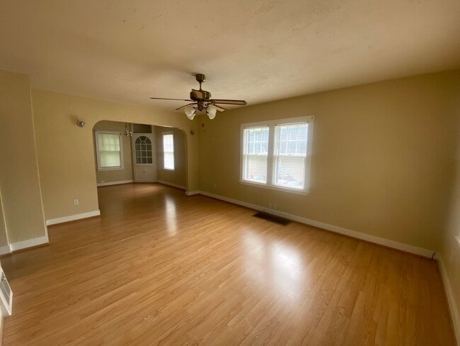 Building Photo - 1738 Meadows Avenue East Peoria - 3BR/1BA ...