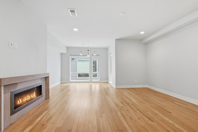 Foto del edificio - $3,540.95 with $300 off the first month's rent, 2 Beds - 4 Bath, Townhouse in Denver with Cozy Fi...