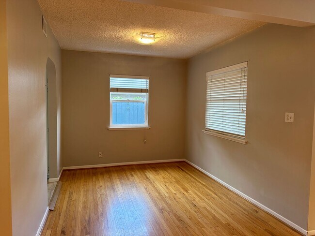 Building Photo - 3 BEDROOM 2 BATH HOUSE - EXCELLENT LOCATIO...