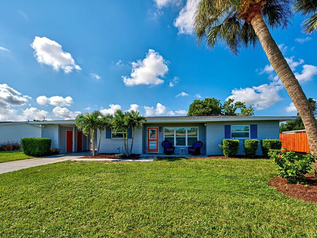 Building Photo - Seasonal Rental Near Venice – Pet-Friendly...