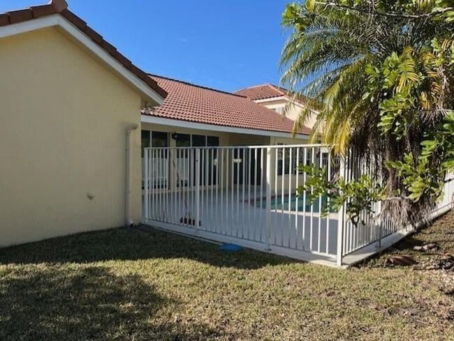 Building Photo - 517 Spinnaker