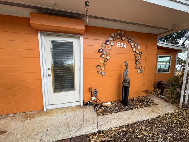 Building Photo - Stylish Florida Living on Crooked Lake